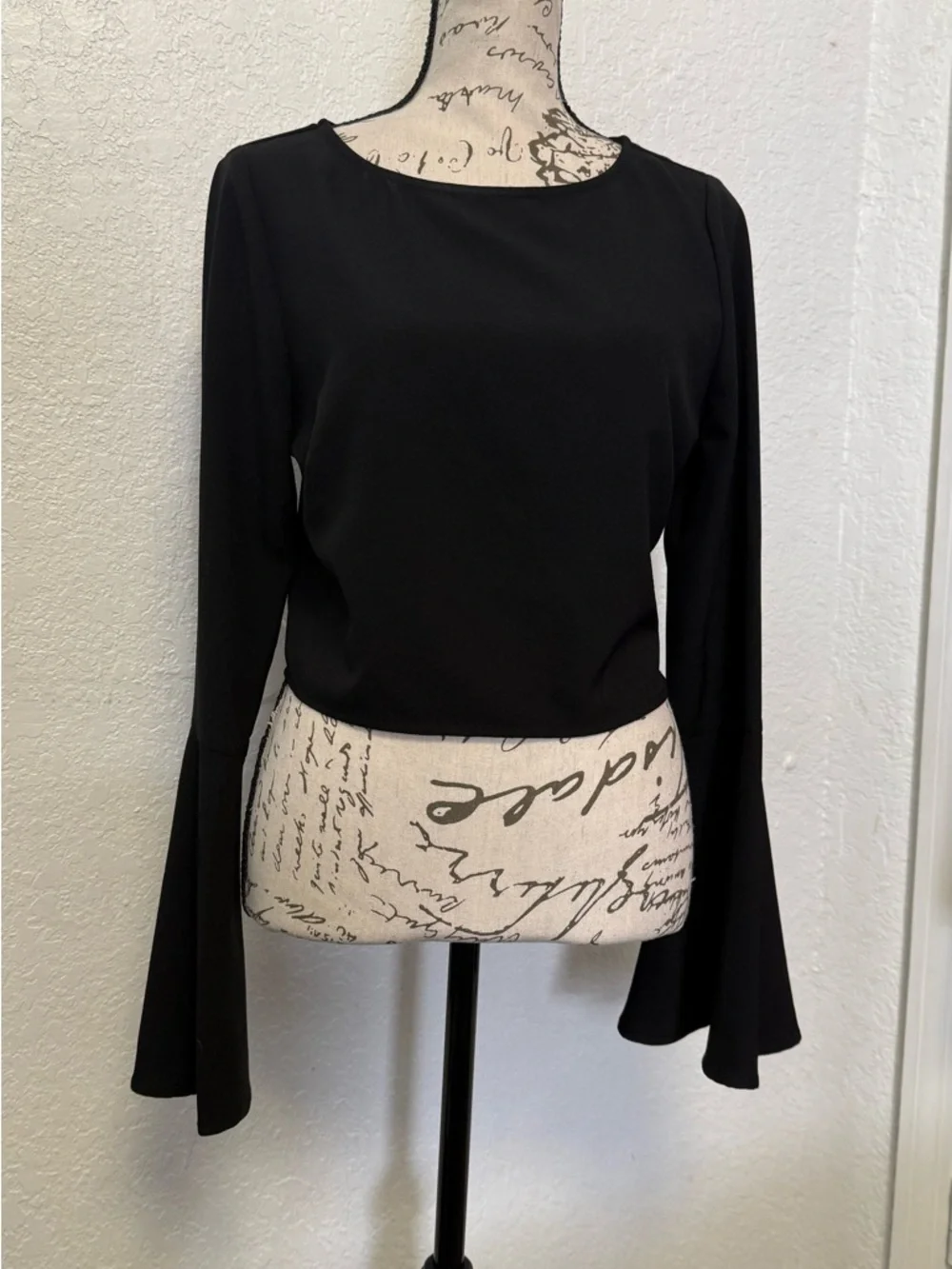 kendall + kylie black bell sleeve crop top - size small